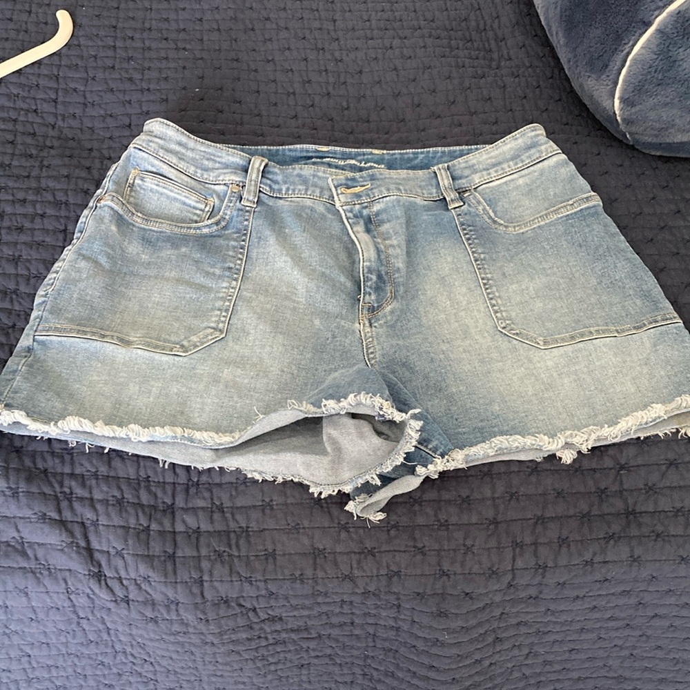 Tommy Bahama Boracay Indigo High Rise Shorts with Raw Hem
Worn twice